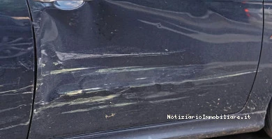 Auto Danneggiata Nel...