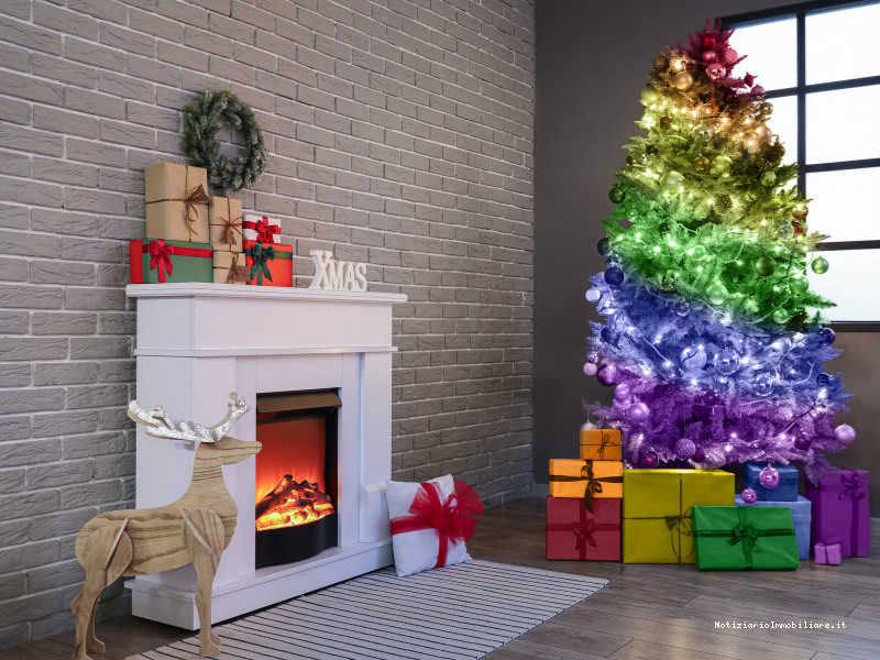 albero di natale con tutti i colori dell'arcobaleno