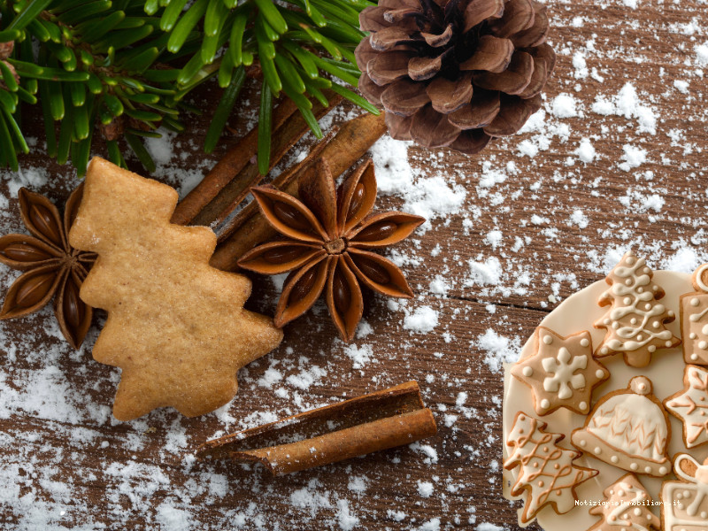 albero natale 2024 naturale e sostenibile con legno, ghirlande e biscotti